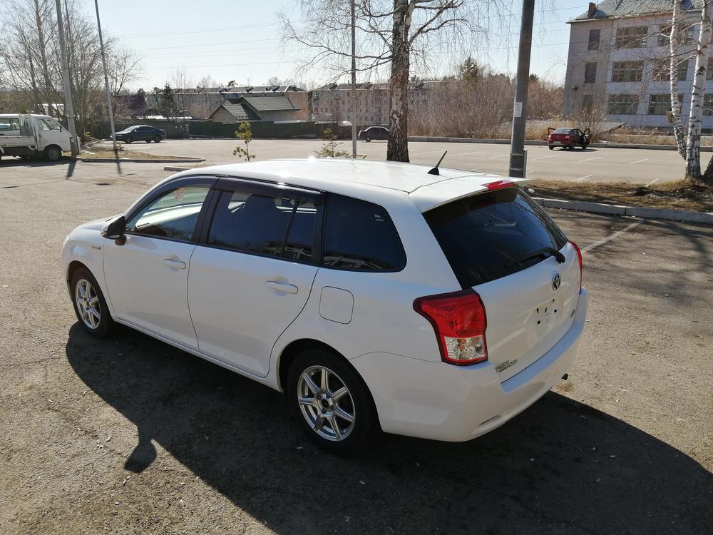 Тойота Филдер 2015 года. Тойота универсал белая. Диски Toyota Corolla Fielder Hybrid 2015. Филдер гибрид стекло не до конца.